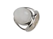 Anillo de plata 925 con piedra de la luna, de diseño ovalado y ajuste adaptable.