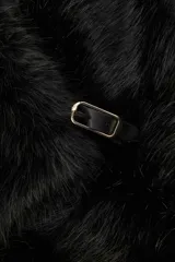 Bufanda de punto con aplicación de tejido efecto pelo color negro. Detalle de hebilla metálica dorada.