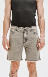 Bermuda de denim gris con efecto lavado, cinco bolsillos, calce regular y ruedo desflecado.