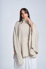 Poncho polerón negro tejido con cuello alto y mangas 3/4.