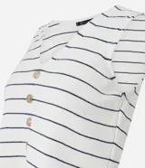 Chaleco sin mangas de punto, color blanco con rayas horizontales finas en negro. Presenta escote en V y cierre frontal con botones marrones.