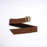 Cinturón ancho color marrón con hebilla metálica dorada de forma irregular y múltiples orificios para ajustar el talle.