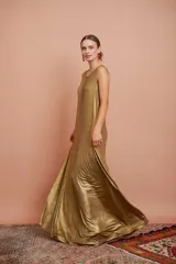 Vestido largo dorado sin mangas y de corte amplio.