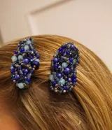 Par de hebillas para el pelo con cuentas azules y celestes.