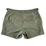 Short de baño verde militar con estampado de palmeras, pretina fija con hebillas metálicas laterales, botón a presión, cierre frontal, tres bolsillos (dos laterales y uno trasero), tela con spandex de secado rápido e interior de mesh hipoalergénico.