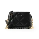 Cartera bandolera negra de cuero sintético con diseño acolchado en forma de rombos. Tiene correa de hombro ajustable con hebilla y cadena gruesa dorada y negra.