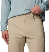 Pantalón de pesca Columbia Blood and Guts II para hombre, color beige. Confeccionado en tejido elástico con tecnología Omni-Shield™ de repelencia al agua y Omni-Shade™ de protección solar UPF 50. Cuenta con trabillas para cinturón, bolsillos laterales, bolsillo de seguridad con cremallera, bolsillo reforzado para alicates y trabilla multiusos.