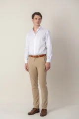 Pantalón color beige de corte slim fit confeccionado en tencel, un tejido suave derivado de la celulosa de la madera que regula la temperatura.