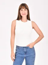 Musculosa blanca de tejido de punto acanalado, con cuello redondo y sisas anchas.