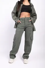 Pantalón cargo color beige, de corte recto y tiro alto. Presenta bolsillos laterales tipo cargo con solapa y bolsillos delanteros y traseros.
