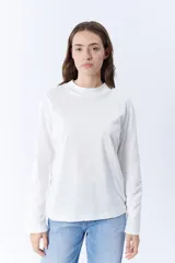 Remera manga larga color crudo con cuello redondo.