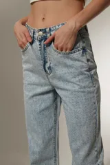 Pantalón de jean celeste con pequeños apliques brillantes.