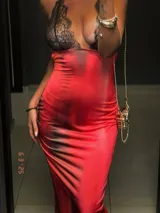 Vestido largo de satén rojo con detalles de encaje negro en el busto y tirantes finos.