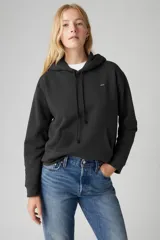 Buzo hoodie negro de Levi's con logo pequeño bordado en el pecho.