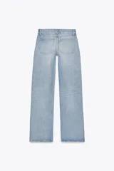 Jeans de mezclilla azul oscuro con efecto lavado, tiro bajo y pierna ancha extra larga. Modelo de cinco bolsillos con cierre frontal de cremallera y botón metálico.