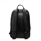 Mochila negra con diseño acolchado en forma de hexágonos. Tiene un bolsillo frontal con cierre y el logo de la marca en la parte inferior.