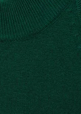 Top verde esmeralda de tejido de punto fino, cuello halter y diseño entallado.