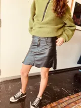 Minifalda marrón de cuero ovino italiano con estilo "roto".