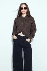 Jean ancho de tiro medio, color azul oscuro, con corte wide leg y paneles de costura visibles en las piernas.