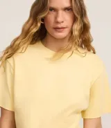 Remera blanca oversized de mangas cortas, confeccionada en algodón peruano, con cuello redondo y sin estampa.