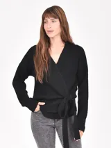 Buzo de tejido de punto negro, con escote en V y diseño cruzado que se ata con un lazo ancho a la cintura. Presenta mangas largas y puños acanalados.