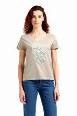 Remera de algodón con estampado gráfico en el frente, corte en V y mangas cortas.