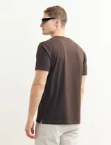 Remera de manga corta color petróleo, de corte recto y cuello redondo.