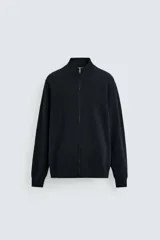 Cárdigan negro de punto con cuello perkins, cierre frontal con cremallera, manga larga y corte regular fit.