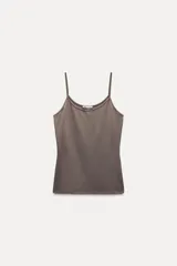 Camiseta ajustada color marrón, confeccionada en tejido con mezcla de poliamida, con escote redondo y tirantes finos.