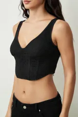 Top negro de encaje con escote en V y breteles anchos.