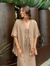 Saco tejido en hilo de lino color gris jaspeado, con mangas 3/4 y lazos para atar en el frente.