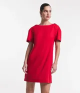Vestido corto rojo de lino, con cuello redondo, mangas cortas abullonadas y detalle de botones en los hombros.