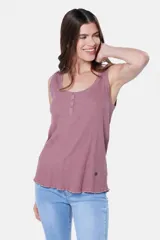 Musculosa lisa color lila en tela rib con botones a presión y corte relajado.