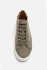 Zapatillas blancas de cuero sintético con cordones, forro interior y plantilla color beige.
