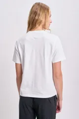 Remera blanca de manga corta con estampa rectangular metalizada en el frente.