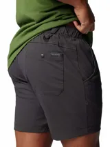 Short color arena con cinturón ajustable incorporado.