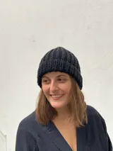 Gorro unisex tejido a mano en lana merino uruguaya, con punto elástico.