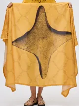 Pareo de viscosa con estampado centrado de diseño gráfico en colores sobrios.