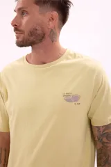 Remera blanca de manga corta con cuello redondo y un pequeño estampado minimalista en el pecho.