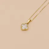 Conjunto de collar y dije de oro amarillo 10k con forma de trébol de cuatro hojas con incrustaciones de nácar.