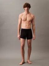 Pack de tres bóxers Calvin Klein Ultra Soft Modal negros, de corte slim y talle medio, confeccionados en micro modal y elastano, con cintura elástica distintiva con logo de la marca.