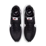 Championes Nike Waffle Debut negros con detalles en blanco y naranja.