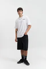 Bermuda de jean azul oscuro, corte baggy, tiro medio, con presillas para cinturón.