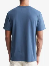 Remera de manga corta color azul con logo bordado en el pecho.