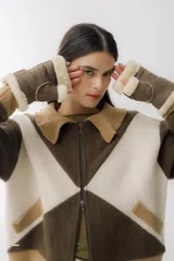 Bomber de lana hervida color marrón y blanco con diseño de rombos grandes, cierre frontal y cuello tejido en rib color beige.