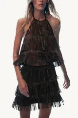 Top marrón con flecos y abalorios, escote halter y espalda descubierta.
