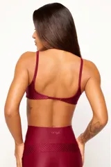 Top deportivo reversible color bordó, con diseño slim, tirantes finos y espalda descubierta. Un lado tiene acabado brillante y el otro textura 3D tipo colmena.