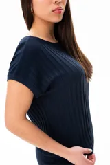 Remera azul de tejido de punto acanalado con cuello redondo y mangas cortas.