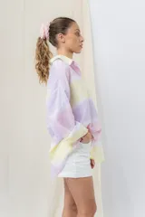 Camisa oversize de algodón liviano con estampado tie-dye a rayas en tonos pastel. Diseño suelto, manga larga con puños arremangados y botones frontales.