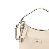 Cartera tipo hobo color hueso, confeccionada en símil cuero graneado. Tiene acceso con cierre, correa regulable y asa fija. El interior está forrado en tela de algodón y poliéster, con un bolsillo interno con cierre y otro abierto.